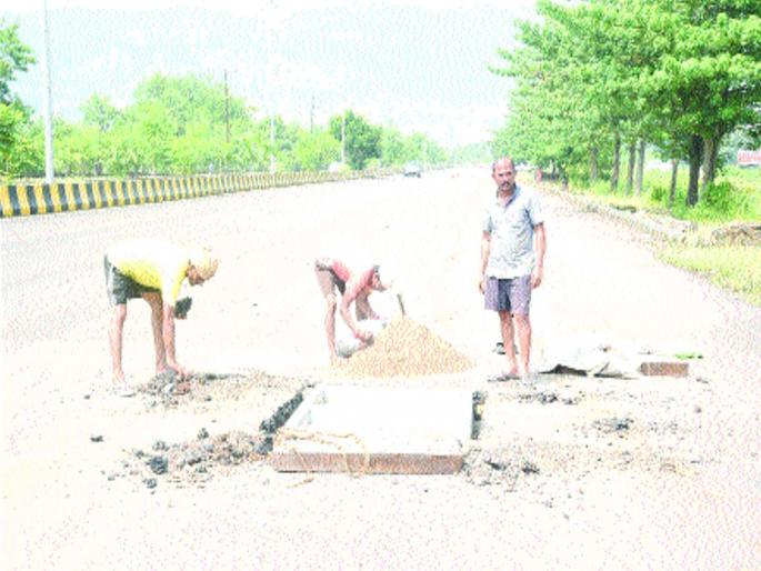 Roads become brighter in Kharghar | खारघरमध्ये रस्ते झाले चकाचक Roads become brighter in Kharghar | खारघरमध्ये रस्ते झाले चकाचक