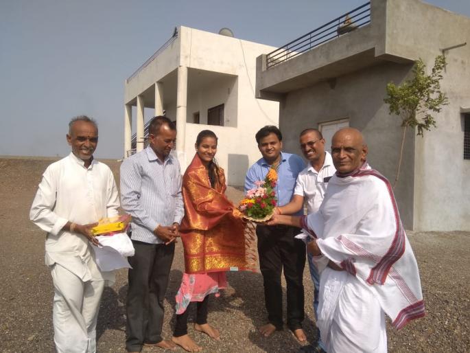 Servants daughter pass in Class X exam | सेवेकऱ्याच्या मुलीचा दहावीच्या परीक्षेत झेंडा!