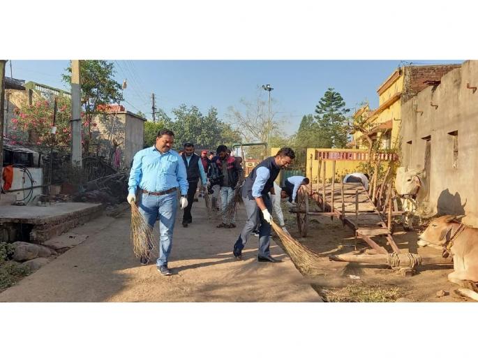 ZP CEO carried out village cleanliness with broom in hand; Convinced the importance of cleanliness | हातात झाडू घेऊन जिप सीईओंनी केली ग्रामस्वच्छता; ग्रामस्थांना पटवून दिले शोषखड्ड्यांचे महत्त्व ZP CEO carried out village cleanliness with broom in hand; Convinced the importance of cleanliness | हातात झाडू घेऊन जिप सीईओंनी केली ग्रामस्वच्छता; ग्रामस्थांना पटवून दिले शोषखड्ड्यांचे महत्त्व