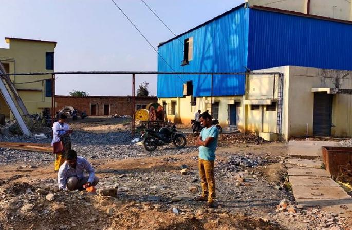 mine administration has taken over the farmers' farms and has not paid them yet | मॅग्निज खोदकामासाठी शेतकऱ्यांच्या शेतावर कब्जा