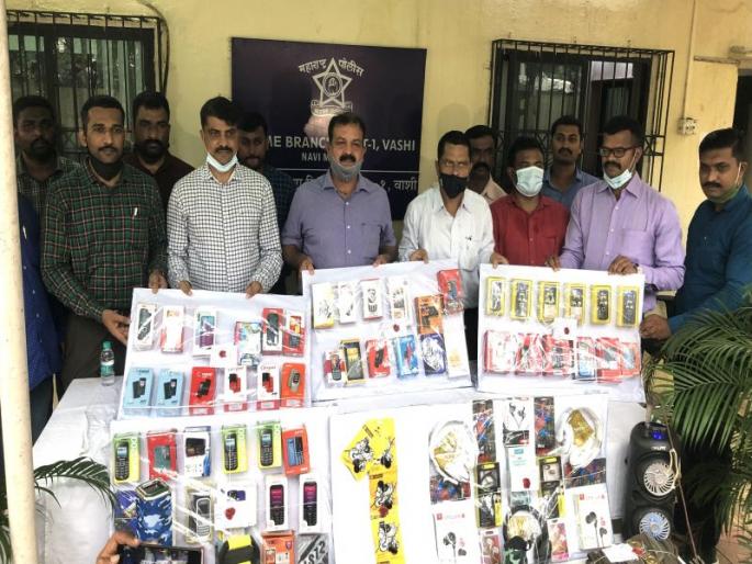 Home burglars arrested; Burglary in a clothing store with a mobile | घरफोडी करणाऱ्या सराईत गुन्हेगारांना अटक; मोबाईलसह कपड्यांच्या दुकानात केलेली घरफोडी  Home burglars arrested; Burglary in a clothing store with a mobile | घरफोडी करणाऱ्या सराईत गुन्हेगारांना अटक; मोबाईलसह कपड्यांच्या दुकानात केलेली घरफोडी