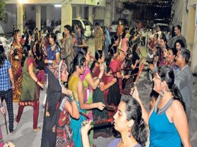 Police surveillance of hidden grievances in societies; Complaints, strict action will be taken if the video is received in vasai | सोसायट्यांमधील छुप्या गरब्यांवर पोलिसांची नजर; तक्रार, व्हिडिओ प्राप्त झाल्यास होणार कडक कारवाई Police surveillance of hidden grievances in societies; Complaints, strict action will be taken if the video is received in vasai | सोसायट्यांमधील छुप्या गरब्यांवर पोलिसांची नजर; तक्रार, व्हिडिओ प्राप्त झाल्यास होणार कडक कारवाई