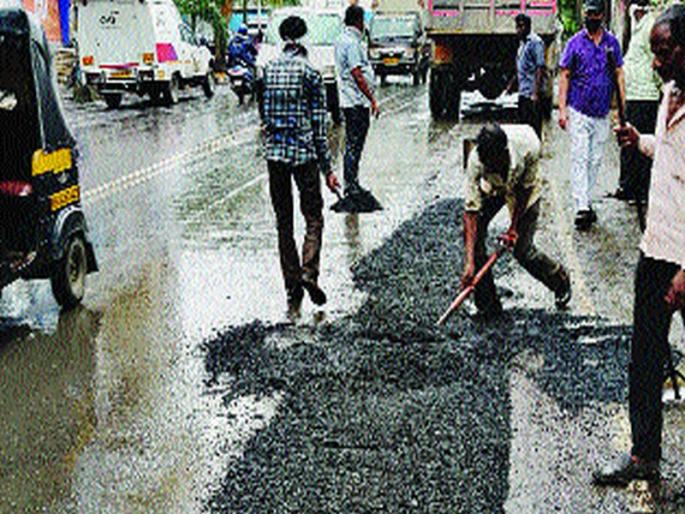 Asphalt patchwork on Mira-Bhayander road in return | भरपावसात मीरा-भाईंदर रस्त्यावर डांबराचे पॅचवर्क Asphalt patchwork on Mira-Bhayander road in return | भरपावसात मीरा-भाईंदर रस्त्यावर डांबराचे पॅचवर्क