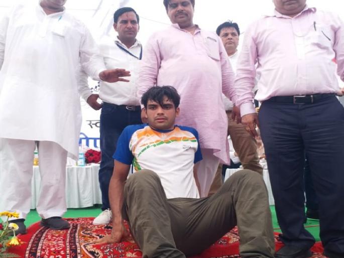 Neeraj Chopra Taken to Hospital with High Fever, Had to Leave Ceremony in Panipat Midway | Neeraj Chopra: भारताचा सुवर्णवीर नीरज चोप्रा हॉस्पिटलमध्ये दाखल; कार्यक्रम सुरु असताना व्यासपीठावरच तब्येत बिघडली