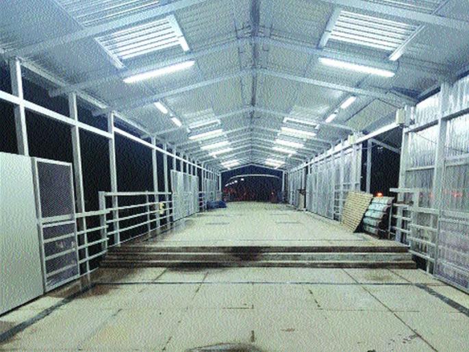 Kalyan side pedestrian bridge opened; East-west access | कल्याण दिशेकडील पादचारी पूल केला खुला; पूर्व-पश्चिम जाण्याची सोय