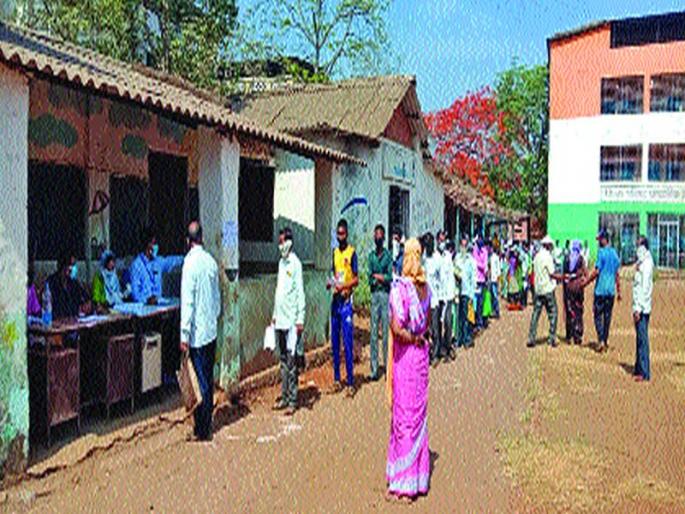  Queues for farmers' rice seeds in full sun | भर उन्हात शेतकऱ्यांच्या भात बियाण्यांसाठी रांगा