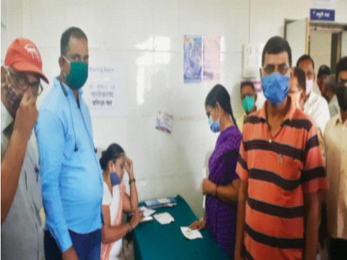 CoronaVaccine: Vaccination cooled; Citizens waiting to register | CoronaVaccine: लसीकरण थंडावले, नोंदणी करूनही नागरिक प्रतीक्षेत; महाड तालुक्यात कोरोना रुग्णसंख्येत वाढ CoronaVaccine: Vaccination cooled; Citizens waiting to register | CoronaVaccine: लसीकरण थंडावले, नोंदणी करूनही नागरिक प्रतीक्षेत; महाड तालुक्यात कोरोना रुग्णसंख्येत वाढ