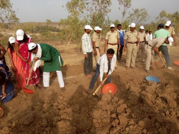 Jamkhed Mahashramdan | जामखेडमध्ये अप्सरा उतरल्या महाश्रमदानाला Jamkhed Mahashramdan | जामखेडमध्ये अप्सरा उतरल्या महाश्रमदानाला
