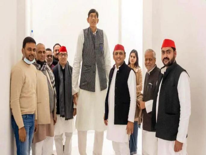 Uttar Pradesh Election 2022: Who is the tallest person in the country to join the Samajwadi Party? | Uttar Pradesh Election 2022: अबब! समाजवादी पक्षात प्रवेश करणारा देशातील सर्वात उंच व्यक्ती कोण आहे? Uttar Pradesh Election 2022: Who is the tallest person in the country to join the Samajwadi Party? | Uttar Pradesh Election 2022: अबब! समाजवादी पक्षात प्रवेश करणारा देशातील सर्वात उंच व्यक्ती कोण आहे?
