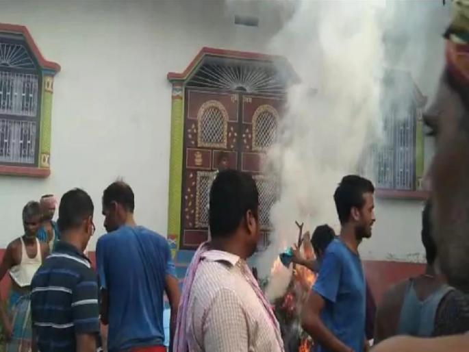 Bihar teen killed, private part chopped; funeral performed outside house of accused | संतापजनक! प्रेम प्रकरणातून १७ वर्षीय मुलाचं गुप्तांग छाटलं अन् ठार केलं; आरोपीच्या घरासमोरच अंत्यसंस्कार Bihar teen killed, private part chopped; funeral performed outside house of accused | संतापजनक! प्रेम प्रकरणातून १७ वर्षीय मुलाचं गुप्तांग छाटलं अन् ठार केलं; आरोपीच्या घरासमोरच अंत्यसंस्कार