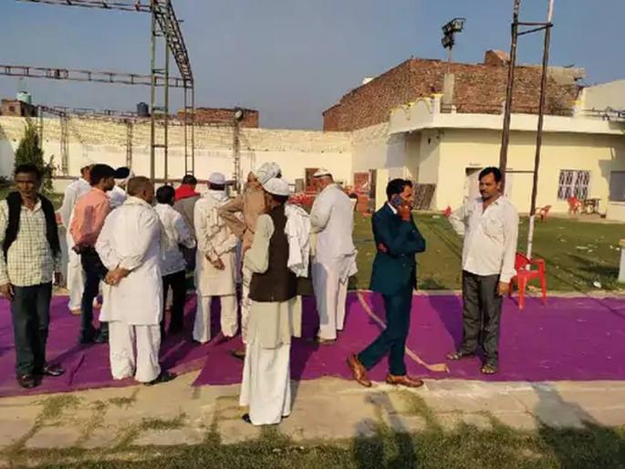 Agra Wedding Fight Video; Baraati Killed, Several Injured | एका रसगुल्ल्यामुळे लग्न मंडपात पसरली शोककळा; नवरीचं कुटुंब फरार, १२ जखमी अन्... Agra Wedding Fight Video; Baraati Killed, Several Injured | एका रसगुल्ल्यामुळे लग्न मंडपात पसरली शोककळा; नवरीचं कुटुंब फरार, १२ जखमी अन्...
