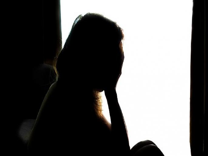 A couple returning home on a bicycle was beaten; Gang rape of wife after oppose | दुचाकीवरुन घरी परतणाऱ्या जोडप्याला बेदम मारहाण; विरोध केल्यानंतर पत्नीवर सामुहिक बलात्कार A couple returning home on a bicycle was beaten; Gang rape of wife after oppose | दुचाकीवरुन घरी परतणाऱ्या जोडप्याला बेदम मारहाण; विरोध केल्यानंतर पत्नीवर सामुहिक बलात्कार