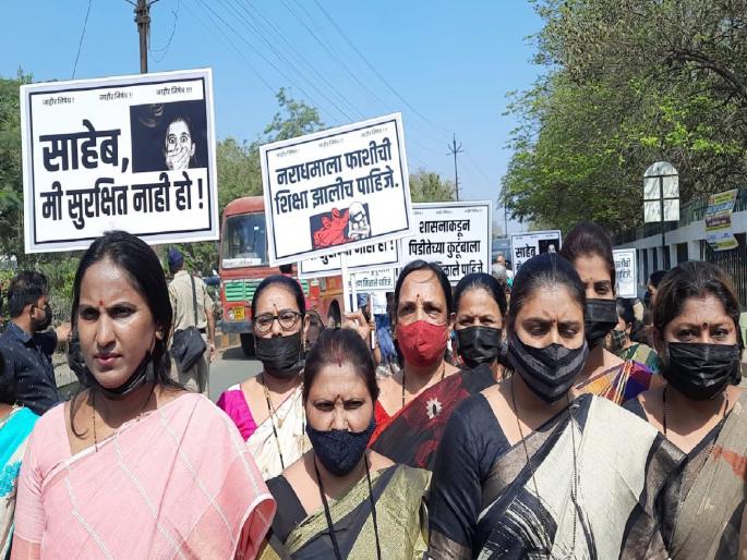 Silent Morcha in Jalgaon in case of atrocities on minor girl | अल्पवयीन चिमुरडीवर अत्याचार प्रकरणी जळगावात निघाला मूक मोर्चा Silent Morcha in Jalgaon in case of atrocities on minor girl | अल्पवयीन चिमुरडीवर अत्याचार प्रकरणी जळगावात निघाला मूक मोर्चा