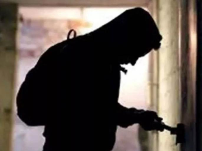 Eight and a half lakh rupees were stolen by opening the shutters of the shop with a fake key | बनावट चावीनं दुकानाचे शटर उघडून साडे आठ लाख रूपये पळविले Eight and a half lakh rupees were stolen by opening the shutters of the shop with a fake key | बनावट चावीनं दुकानाचे शटर उघडून साडे आठ लाख रूपये पळविले