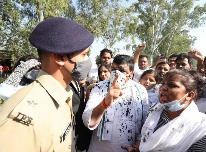 Hathras Case: Black shield on your MP sanjay singh who met the victim's family | Hathras Case: पीडित कुटुंबीयांस भेटणाऱ्या 'आप'च्या खासदारावर फेकली काळी शाई