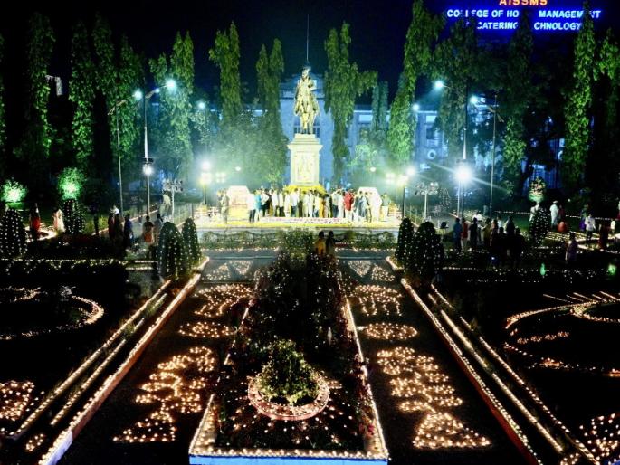 Eight thousand lights flashed in front of shivaji maharaj equestrian statue in Pune | पुण्यात शिवरायांच्या अश्वारूढ पुतळ्यासमोर आठ हजार दिव्यांच्या लखलखाट Eight thousand lights flashed in front of shivaji maharaj equestrian statue in Pune | पुण्यात शिवरायांच्या अश्वारूढ पुतळ्यासमोर आठ हजार दिव्यांच्या लखलखाट