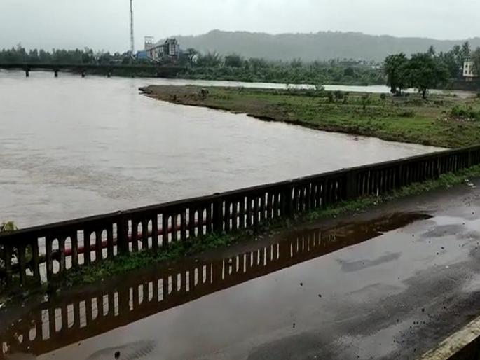 Rainfall in Ratnagiri district is less; Decrease in water level of all rivers | रत्नागिरीत पावसानं घेतली उसंत; सर्वच नद्यांच्या पाणी पातळीत घट  Rainfall in Ratnagiri district is less; Decrease in water level of all rivers | रत्नागिरीत पावसानं घेतली उसंत; सर्वच नद्यांच्या पाणी पातळीत घट