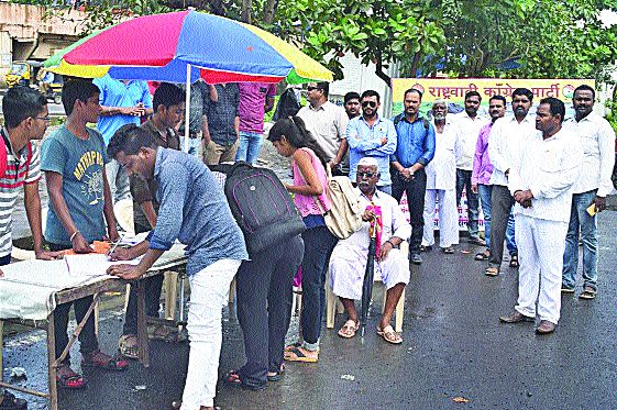 Signature campaign for highway repair, passenger farewell passenger journey | महामार्ग दुरुस्तीसाठी स्वाक्षरी मोहीम, प्रवाशांचा जीव मुठीत धरुन प्रवास Signature campaign for highway repair, passenger farewell passenger journey | महामार्ग दुरुस्तीसाठी स्वाक्षरी मोहीम, प्रवाशांचा जीव मुठीत धरुन प्रवास