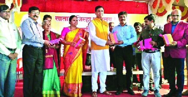 Shivaji University offers unique gift of 517 books to 'Bhilaar', Satara District Library Sangh convention | शिवाजी विद्यापीठाकडून ‘भिलार’ला ५१७ ग्रंथांची अनोखी भेट, सातारा जिल्हा ग्रंथालय संघाचे अधिवेशन  Shivaji University offers unique gift of 517 books to 'Bhilaar', Satara District Library Sangh convention | शिवाजी विद्यापीठाकडून ‘भिलार’ला ५१७ ग्रंथांची अनोखी भेट, सातारा जिल्हा ग्रंथालय संघाचे अधिवेशन