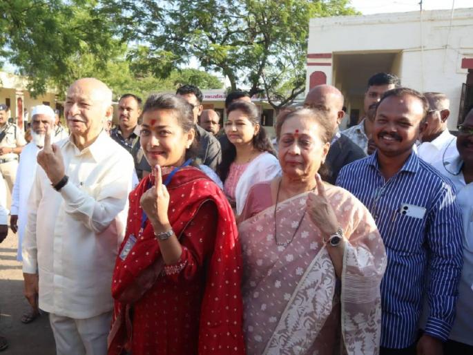 Polling today for Solapur, Madha Lok Sabha; Know the overview of the situation in the morning session | सोलापूर, माढा लोकसभेसाठी आज मतदान; जाणून घ्या सकाळच्या सत्रातील परिस्थितीचा आढावा Polling today for Solapur, Madha Lok Sabha; Know the overview of the situation in the morning session | सोलापूर, माढा लोकसभेसाठी आज मतदान; जाणून घ्या सकाळच्या सत्रातील परिस्थितीचा आढावा