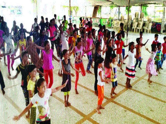 The activities of the Thane Citizen Foundation, during the summer camp of slum children too | झोपडपट्टीतील मुलेही उन्हाळी शिबिरात , ठाणे सिटीझन फाउंडेशनचा उपक्रम The activities of the Thane Citizen Foundation, during the summer camp of slum children too | झोपडपट्टीतील मुलेही उन्हाळी शिबिरात , ठाणे सिटीझन फाउंडेशनचा उपक्रम