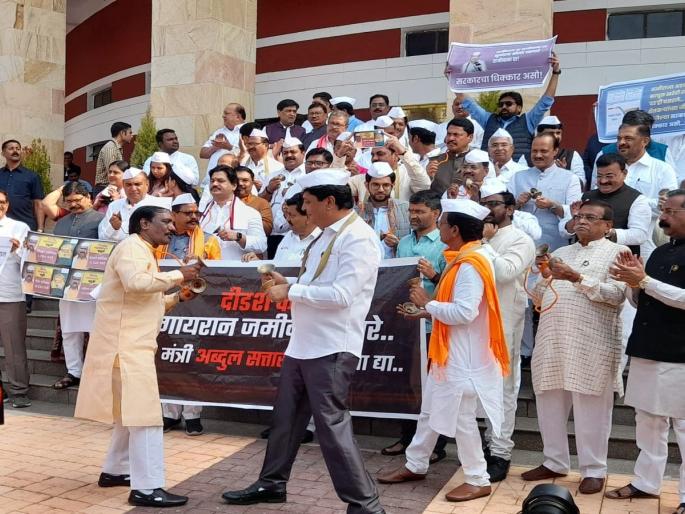 Warkari, Mavia became the opposition leaders, Tal Kuto and Dindi movement against the government | विरोधीपक्ष आमदार झाले वारकरी, मविआतर्फे सरकारविरोधात टाळ कुटो व दिंडी आंदोलन Warkari, Mavia became the opposition leaders, Tal Kuto and Dindi movement against the government | विरोधीपक्ष आमदार झाले वारकरी, मविआतर्फे सरकारविरोधात टाळ कुटो व दिंडी आंदोलन