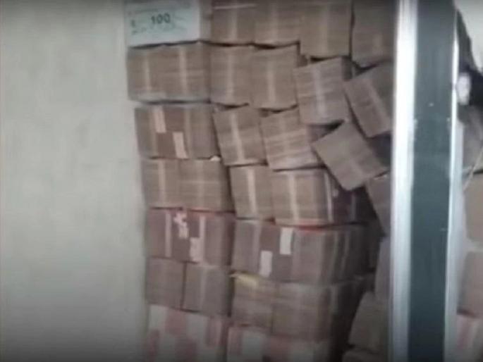 Suddenly bundles of notes came out from wall person became sad | अबब! भिंतीवर हातोडा मारताच नोटांचे बंडल पडले; रोकड पाहून सर्वांचे डोळे दिपले Suddenly bundles of notes came out from wall person became sad | अबब! भिंतीवर हातोडा मारताच नोटांचे बंडल पडले; रोकड पाहून सर्वांचे डोळे दिपले