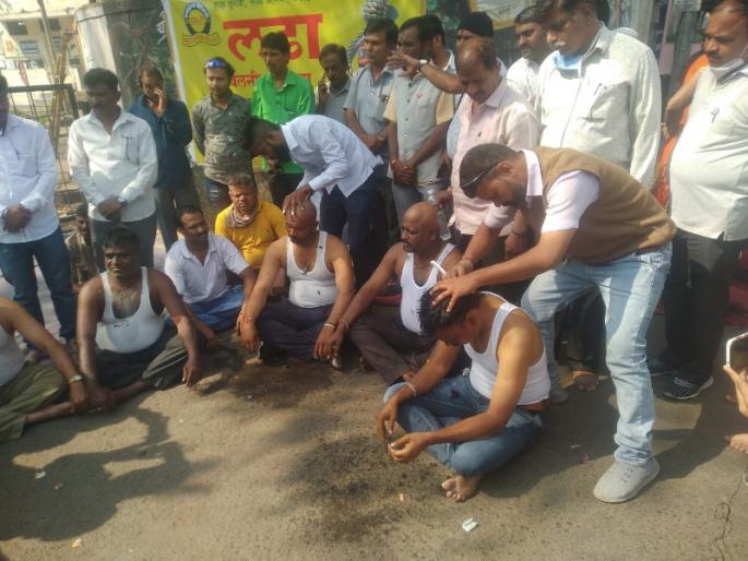 Employees shave at Swargate ST stand in Pune | ST Strike: पुण्यातील स्वारगेट एसटी स्टॅन्डवर कर्मचाऱ्यांचे मुंडन आंदोलन Employees shave at Swargate ST stand in Pune | ST Strike: पुण्यातील स्वारगेट एसटी स्टॅन्डवर कर्मचाऱ्यांचे मुंडन आंदोलन