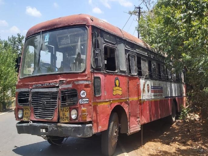 ST bus dies on steep climb at Saptashringi Fort; Damage to two vehicles due to failure of brakes | सप्तश्रृंगी गडावरील तीव्र चढावर एसटी बसने तोडला दम; ब्रेक न लागल्याने दोन वाहनांचे नुकसान ST bus dies on steep climb at Saptashringi Fort; Damage to two vehicles due to failure of brakes | सप्तश्रृंगी गडावरील तीव्र चढावर एसटी बसने तोडला दम; ब्रेक न लागल्याने दोन वाहनांचे नुकसान