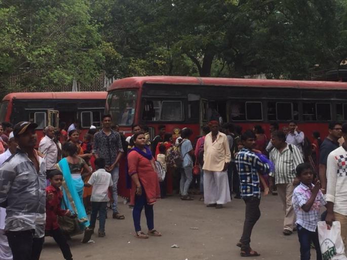 ST commissions: looted by illegal transporters; 550 trips canceled, students' recruitment | एसटी संप : अवैध वाहतूकदारांकडून लूट; ५५० फेऱ्या रद्द, विद्यार्थ्यांसह प्रवाशांचे हाल  ST commissions: looted by illegal transporters; 550 trips canceled, students' recruitment | एसटी संप : अवैध वाहतूकदारांकडून लूट; ५५० फेऱ्या रद्द, विद्यार्थ्यांसह प्रवाशांचे हाल