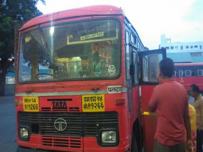 ST bus's glasses safe due to iron nets | एसटी बसच्या काचांना जाळ्यांचे कवच ST bus's glasses safe due to iron nets | एसटी बसच्या काचांना जाळ्यांचे कवच