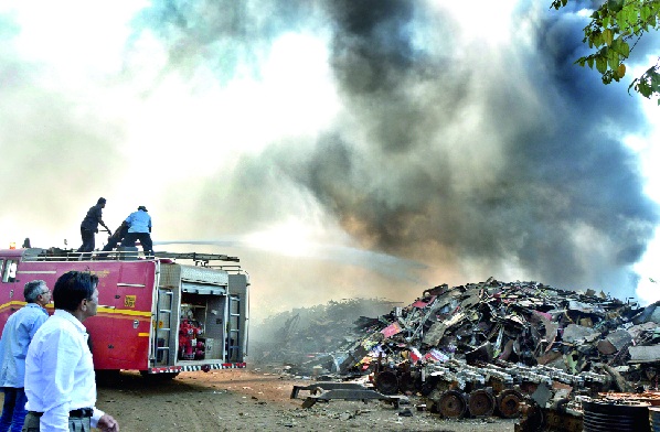 A fire in the Asti workshop, burning of scratches, destroyed 25 thousand rupees: the smoke of doubt in the fire | एस्टी वर्कशॉपमधील आगीत भंगार जळून खाक २५ हजारांचे नुकसान : आगीच्या संदर्भात संशयाचे धूर A fire in the Asti workshop, burning of scratches, destroyed 25 thousand rupees: the smoke of doubt in the fire | एस्टी वर्कशॉपमधील आगीत भंगार जळून खाक २५ हजारांचे नुकसान : आगीच्या संदर्भात संशयाचे धूर
