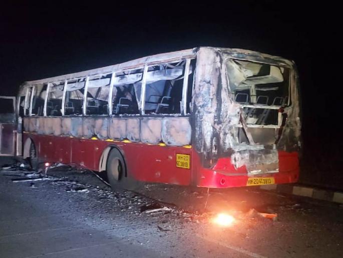 The punctured ST bus was set on fire by unknown persons. | पंक्चर झालेल्या एसटी बसला अज्ञातांनी पेटविले, आगीत बस जळून खाक; महामंडळाचे २० लाखांवर नुकसान The punctured ST bus was set on fire by unknown persons. | पंक्चर झालेल्या एसटी बसला अज्ञातांनी पेटविले, आगीत बस जळून खाक; महामंडळाचे २० लाखांवर नुकसान