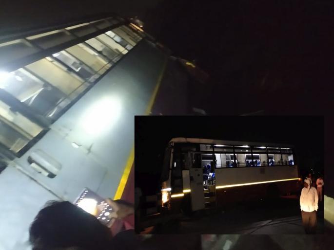 ST Accident: ST bus falls from a bridge into the river and survives, the driver is saved, 55 passengers are saved | ST Accident: एसटी बस पुलावरून नदीत पडता पडता वाचली, चालकाचे प्रसंगावधान, वाचले ५५ प्रवाशांचे प्राण ST Accident: ST bus falls from a bridge into the river and survives, the driver is saved, 55 passengers are saved | ST Accident: एसटी बस पुलावरून नदीत पडता पडता वाचली, चालकाचे प्रसंगावधान, वाचले ५५ प्रवाशांचे प्राण