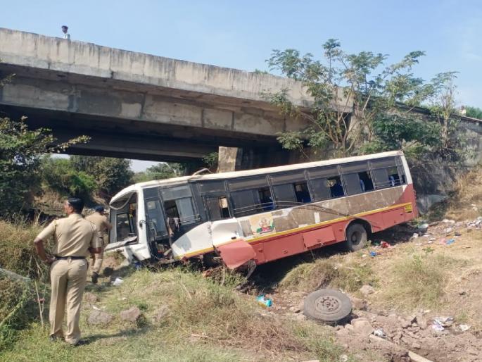 ST bus falls off bridge in Tandulwadi Sangli, 35 passenger injured | Sangli: तांदुळवाडी येथे पुलावरून एसटी बस कोसळली, २८ जण जखमी ST bus falls off bridge in Tandulwadi Sangli, 35 passenger injured | Sangli: तांदुळवाडी येथे पुलावरून एसटी बस कोसळली, २८ जण जखमी