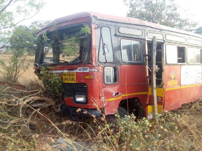 ST stroke breaks near Sajjangad, eight passengers injured | सज्जनगडाजवळ एसटीचा ब्रेक निकामी, आठ प्रवासी जखमी