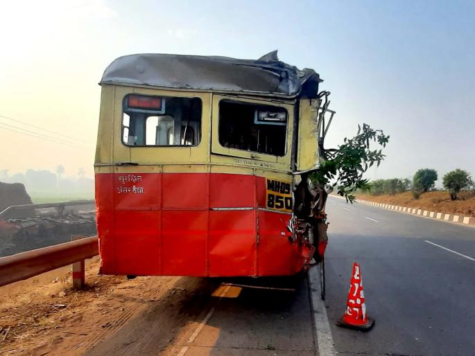 Killed on the spot due to a collision with a freight truck | मालवाहतूक ट्रकने धडक दिल्याने शिक्षक जागीच ठार Killed on the spot due to a collision with a freight truck | मालवाहतूक ट्रकने धडक दिल्याने शिक्षक जागीच ठार