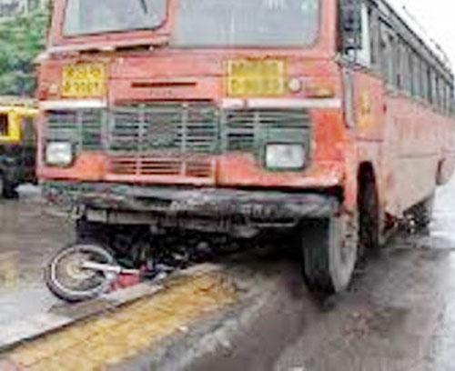 ST's motorcycle hit; The youth was found under the tire and died on the spot | एसटीची मोटारसायकलला जोराची धडक; तरुणाचा टायरखाली चिरडून जागीच मृत्यू