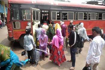 Public curfew hits ST | जनता कर्फ्युमुळे ‘एसटी’ला फटका Public curfew hits ST | जनता कर्फ्युमुळे ‘एसटी’ला फटका