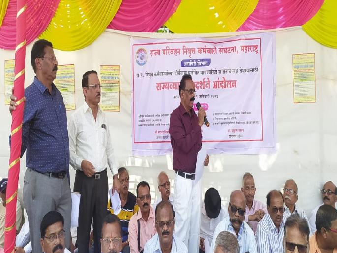 Protest in front of Ratnagiri Divisional Workshop of State Transport Retired Employees regarding pending demand | प्रलंबित मागण्याबाबत राज्य परिवहन निवृत्त कर्मचाऱ्यांचे रत्नागिरी विभागीय कार्यशाळेसमोर आंदोलन Protest in front of Ratnagiri Divisional Workshop of State Transport Retired Employees regarding pending demand | प्रलंबित मागण्याबाबत राज्य परिवहन निवृत्त कर्मचाऱ्यांचे रत्नागिरी विभागीय कार्यशाळेसमोर आंदोलन