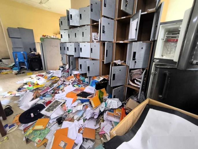 schools were vandalized and papers were also burnt | शाळेत तोडफोड अन् पेपरही जाळले; धुळेर सेंट अँथनी हायस्कूलमधील प्रकार schools were vandalized and papers were also burnt | शाळेत तोडफोड अन् पेपरही जाळले; धुळेर सेंट अँथनी हायस्कूलमधील प्रकार