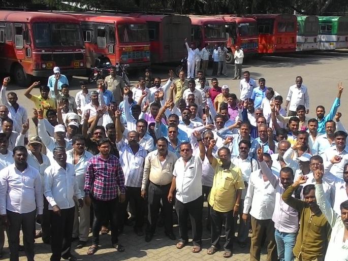 650 s in city T. Just off; 50 lacs loss | नगरमध्ये ६५० एस. टी. बस बंद; ५० लाखाचे नुकसान 650 s in city T. Just off; 50 lacs loss | नगरमध्ये ६५० एस. टी. बस बंद; ५० लाखाचे नुकसान