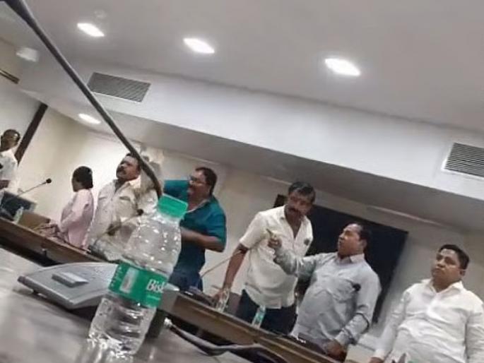 Crime against both groups of ST Bank; Nagpada police begins investigation into the clash incident | एसटी बँकेच्या दोन्ही गटांविराेधात गुन्हा ; हाणामारी घटनेचा नागपाडा पोलिसांकडून तपास सुरू Crime against both groups of ST Bank; Nagpada police begins investigation into the clash incident | एसटी बँकेच्या दोन्ही गटांविराेधात गुन्हा ; हाणामारी घटनेचा नागपाडा पोलिसांकडून तपास सुरू