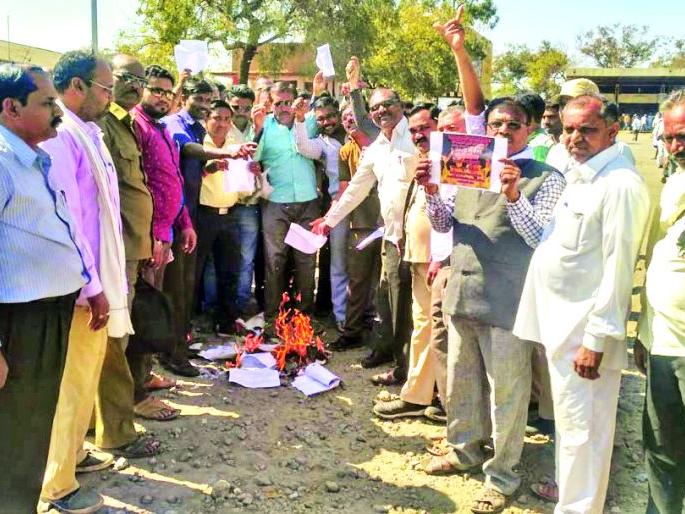 Chikhali: ST employees aggressive for the demands: Holi of salary increase report! | चिखली : मागण्यांसाठी एसटी कर्मचारी आक्रमक : वेतनवाढ अहवालाची होळी! Chikhali: ST employees aggressive for the demands: Holi of salary increase report! | चिखली : मागण्यांसाठी एसटी कर्मचारी आक्रमक : वेतनवाढ अहवालाची होळी!