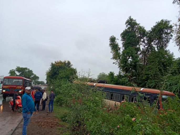 ST'S STEERING FAILURE; Leaving the road in the ditch, the driver managed to control the incident, 80 passengers were safe | एसटीचे स्टेरिंग फेल; रस्ता सोडून खड्ड्यात, प्रसंगावधान चालकाचे कसेबसे नियंत्रण, ८० प्रवासी सुखरूप ST'S STEERING FAILURE; Leaving the road in the ditch, the driver managed to control the incident, 80 passengers were safe | एसटीचे स्टेरिंग फेल; रस्ता सोडून खड्ड्यात, प्रसंगावधान चालकाचे कसेबसे नियंत्रण, ८० प्रवासी सुखरूप