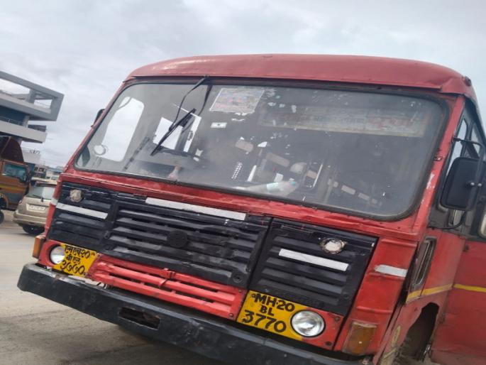 Disaster averted! SUDDEN SMOKE FROM ST DRIVER'S CABIN 40 passengers were saved due to the incident of the driver | अनर्थ टळला! एसटीच्या केबिनमधून अचानक धूर; चालकाच्या प्रसंगावधानाने ४० प्रवासी बचावले Disaster averted! SUDDEN SMOKE FROM ST DRIVER'S CABIN 40 passengers were saved due to the incident of the driver | अनर्थ टळला! एसटीच्या केबिनमधून अचानक धूर; चालकाच्या प्रसंगावधानाने ४० प्रवासी बचावले