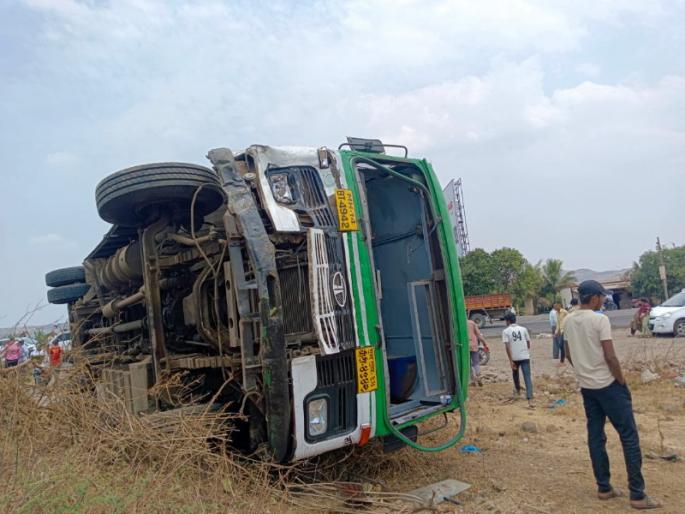ST overturns trying to save bike rider One death incident in Purandar | दुचाकी चालकाला वाचविण्याच्या प्रयत्नात एसटी पलटी; एकाचा मृत्यू, पुरंदरमधील घटना ST overturns trying to save bike rider One death incident in Purandar | दुचाकी चालकाला वाचविण्याच्या प्रयत्नात एसटी पलटी; एकाचा मृत्यू, पुरंदरमधील घटना