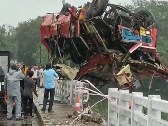 12 killed in ST bus accident in Madhya Pradesh, all bodies identified | मध्य प्रदेशातील एसटी बस दुर्घटनेत १२ जणांचा मृत्यू, सर्व मृतदेहांची ओळख पटली 12 killed in ST bus accident in Madhya Pradesh, all bodies identified | मध्य प्रदेशातील एसटी बस दुर्घटनेत १२ जणांचा मृत्यू, सर्व मृतदेहांची ओळख पटली