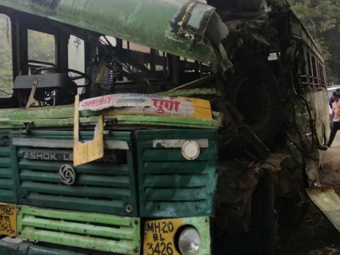 ST collision with a truck parked on the side of the road; The conductor died on the spot | रस्त्याच्या कडेला उभ्या असलेल्या ट्रकला एसटीची धडक ; वाहकाचा जागीच मृत्यू ST collision with a truck parked on the side of the road; The conductor died on the spot | रस्त्याच्या कडेला उभ्या असलेल्या ट्रकला एसटीची धडक ; वाहकाचा जागीच मृत्यू