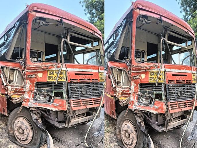 A speeding minitruck rammed into an unpaved ST; | भरधाव मिनीट्रक नादुरूस्त एसटीवर धडकला; चालक जागीच ठार A speeding minitruck rammed into an unpaved ST; | भरधाव मिनीट्रक नादुरूस्त एसटीवर धडकला; चालक जागीच ठार